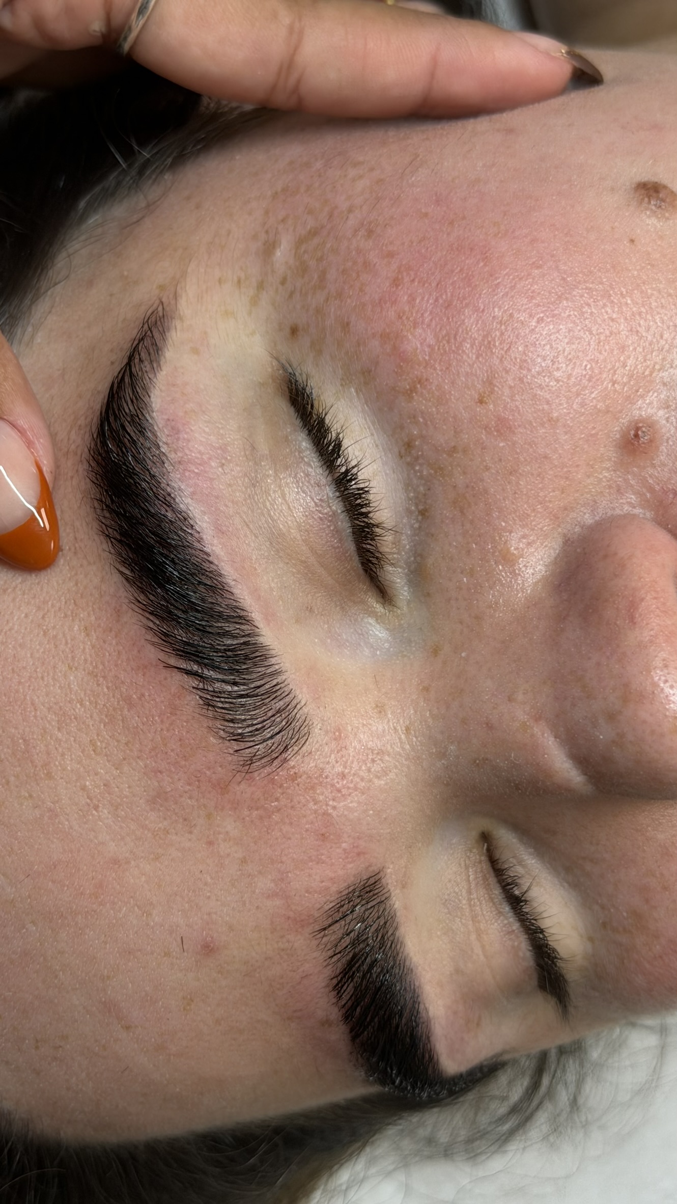 Diseño de Cejas con Tinte Híbrido