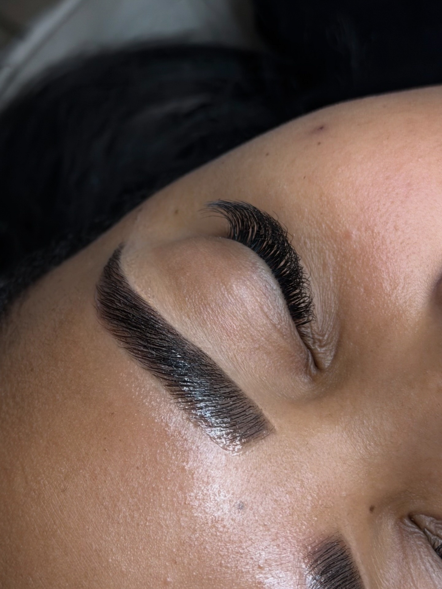 Diseño de Cejas con Tinte Híbrido